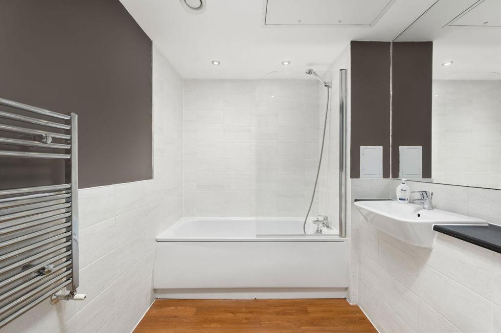 Modern Serviced 3-Bedroom Flat In East Londres Extérieur photo